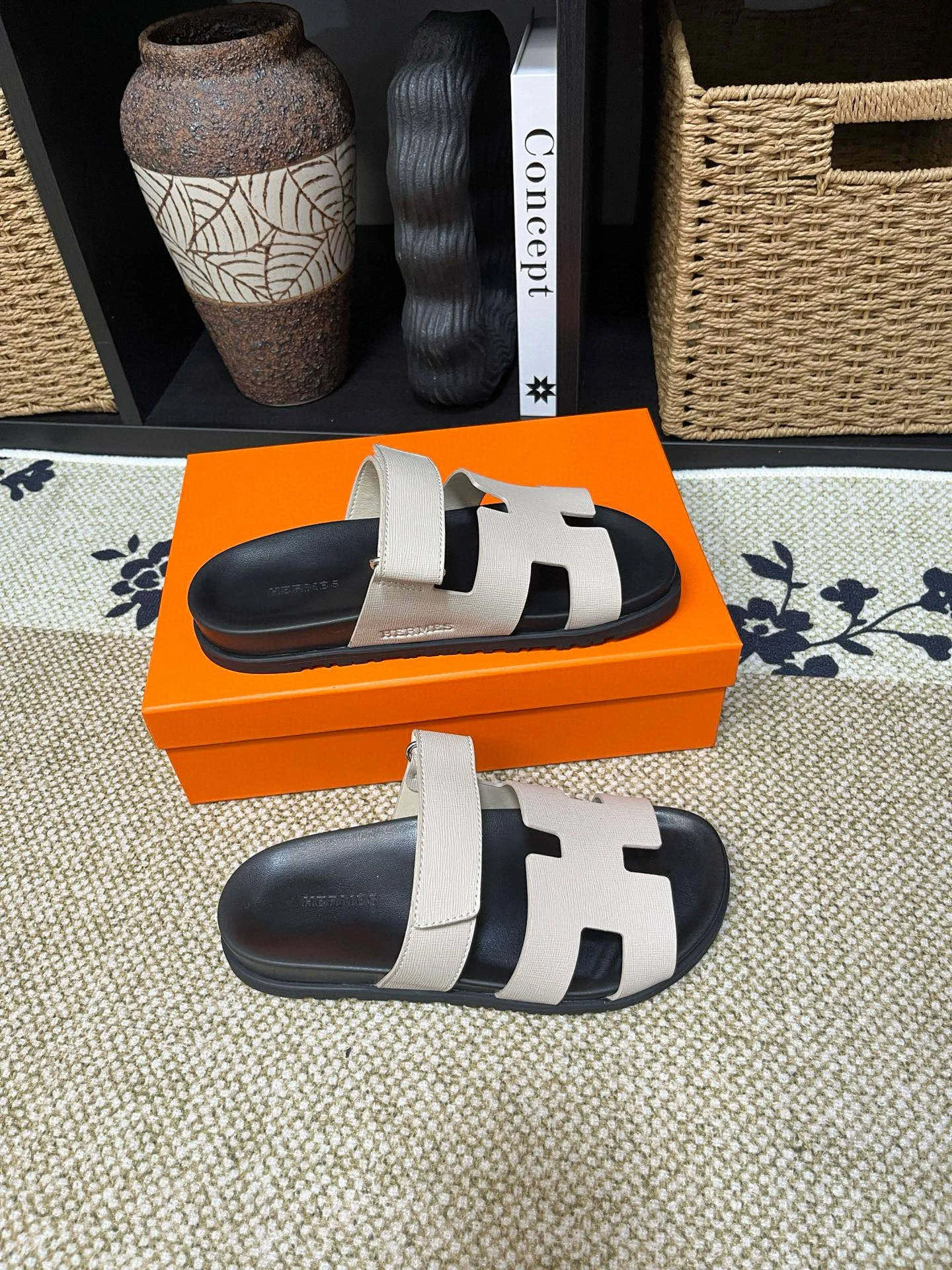 Factory price: 340💰Long-term availability Hermes men's Kazimir slippers for couples - top quality, Hermès woven calfskin functional sandals. The interwoven upper inspired by the "H" iconic pattern creates a casual look, which can be said to be a good companion for summer. Imported cowhide + cowhide lining + TU men's shoes💰Outsole Size: 35-46